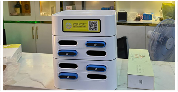 Mobile charger with a strong and high-temperature resistant ABS plastic casing Mobile charger with a strong and high-temperature resistant ABS plastic casing